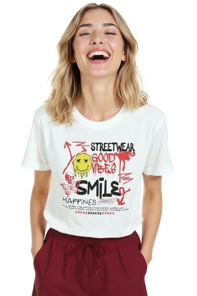 Kadın Beyaz Relaxed Fit %100 Pamuk Tişört – Grafiti Smile & Good Vibes Baskılı - Resim 7