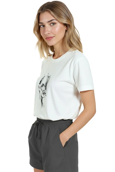 Kadın Beyaz Relaxed Fit %100 Pamuk Tişört – Çizgisel Mürekkep Yüz İllüstrasyonlu - Resim 4