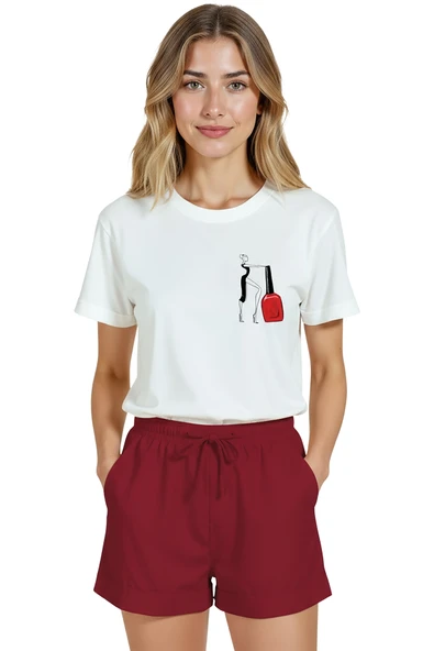 Kadın Beyaz Relaxed Fit %100 Pamuk Tişört – İnce Line‑Art Makyajcı & Kırmızı Oje Baskılı - Resim 5