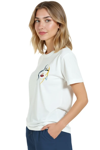 Kadın Beyaz Relaxed Fit %100 Pamuk Tişört – İnce Çizgisel Portre Baskılı - Resim 4