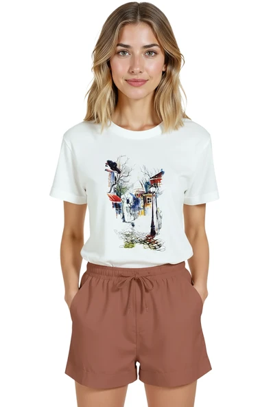 Kadın Beyaz Relaxed Fit %100 Pamuk Tişört – Suluboya Sokak Eskizli Baskılı - Resim 7