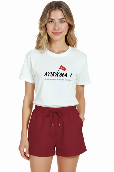 Kadın Beyaz Relaxed Fit %100 Pamuk Tişört – KORKMA! Türk Bayrağı Baskılı ürün görseli 1