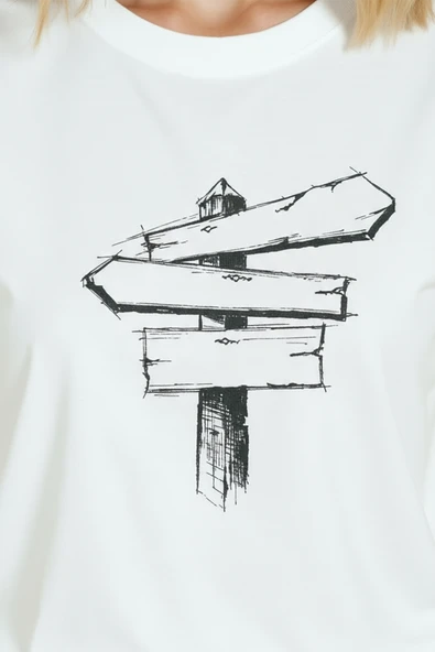 Kadın Beyaz Relaxed Fit %100 Pamuk Tişört – Çizgisel Yön Levhası Baskılı - Resim 8