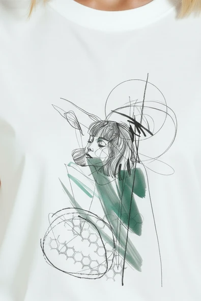 Kadın Beyaz Relaxed Fit %100 Pamuk Tişört – Çizgisel Portre & Yeşil Suluboya Vurgu Baskılı - Resim 8