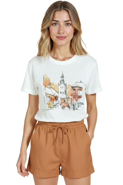 Kadın Beyaz Relaxed Fit %100 Pamuk Tişört – Suluboya Sokak ve Kule Baskılı ürün görseli 1