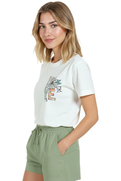 Kadın Beyaz Relaxed Fit %100 Pamuk Tişört – LOVE Harfli Çiçek Göğüs Baskılı - Resim 4