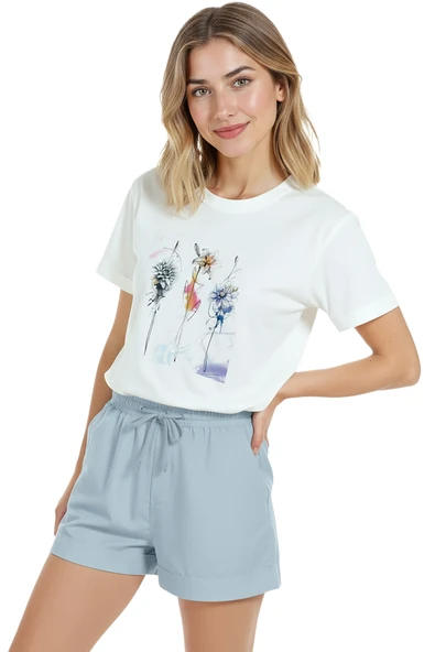 Kadın Beyaz Relaxed Fit %100 Pamuk Tişört – Suluboya Çiçekler & İnce Mürekkep Eskiz Baskılı - Resim 4