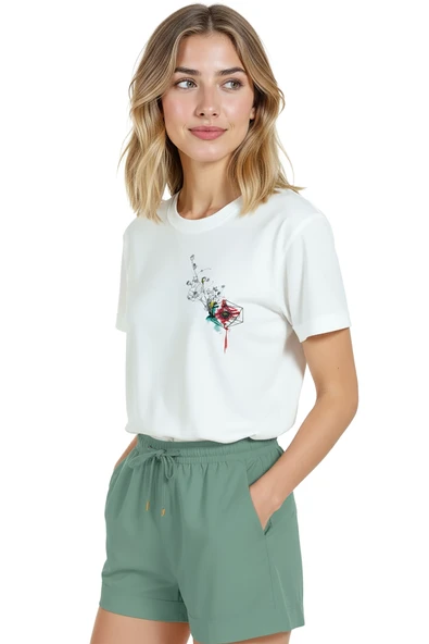 Kadın Beyaz Relaxed Fit %100 Pamuk Tişört – Suluboya Çiçek & Geometrik Baskılı - Resim 3