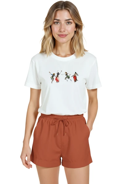 Kadın Beyaz Relaxed Fit %100 Pamuk Tişört – Suluboya Dans Figürleri Baskılı ürün görseli 1