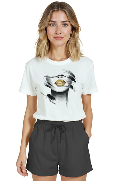 Kadın Beyaz Relaxed Fit %100 Pamuk Tişört – Altın Ruj & Mürekkep Fırça İzleri Baskılı ürün görseli