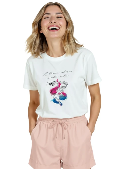 Kadın Beyaz Relaxed Fit %100 Pamuk Tişört – Suluboya Dansçı & Müzik İllüstrasyonlu - Resim 3
