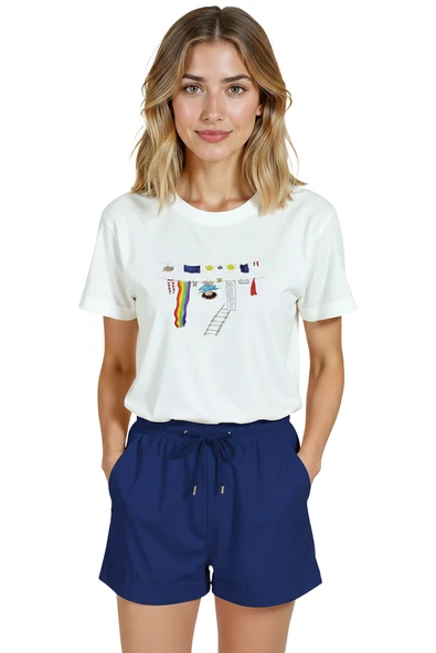 Kadın Beyaz Relaxed Fit %100 Pamuk Tişört – Çamaşır İpi & Renkli Suluboya Kompozisyonlu ürün görseli 1