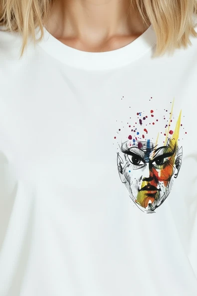 Kadın Beyaz Relaxed Fit %100 Pamuk Tişört – Suluboya Soyut Yüz Baskılı - Resim 7