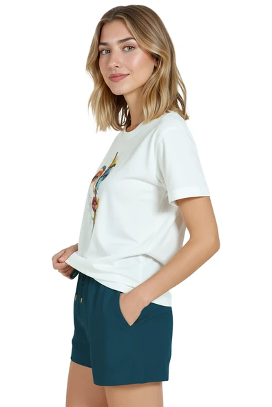 Kadın Beyaz Relaxed Fit %100 Pamuk Tişört – Bölünmüş Renkli Portre Baskılı - Resim 4