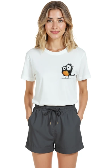 Kadın Beyaz Relaxed Fit %100 Pamuk Tişört – Sevimli Kuş Sol Göğüs Baskılı ürün görseli 1