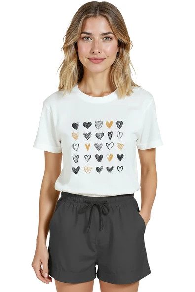 Kadın Beyaz Relaxed Fit %100 Pamuk Tişört – Karakalem & Altın Kalpler Düzeni Baskılı - Resim 5