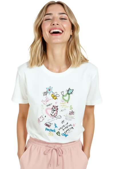 Kadın Beyaz Relaxed Fit %100 Pamuk Tişört – Doodle Pet Park & Kedi Karalama Baskılı - Resim 5