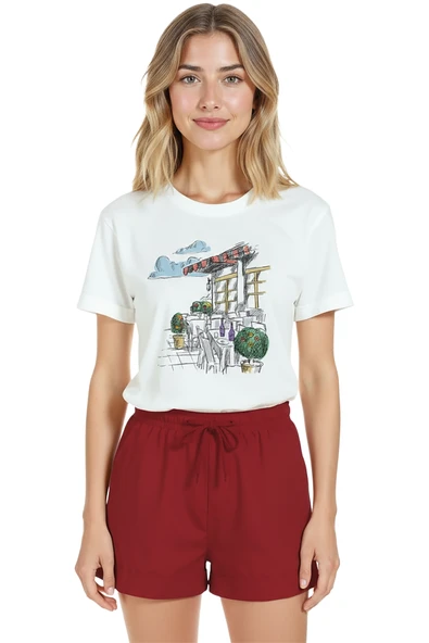 Kadın Beyaz Relaxed Fit %100 Pamuk Tişört – Suluboya Kafe Teras & Bahçe Masası Baskılı ürün görseli 1