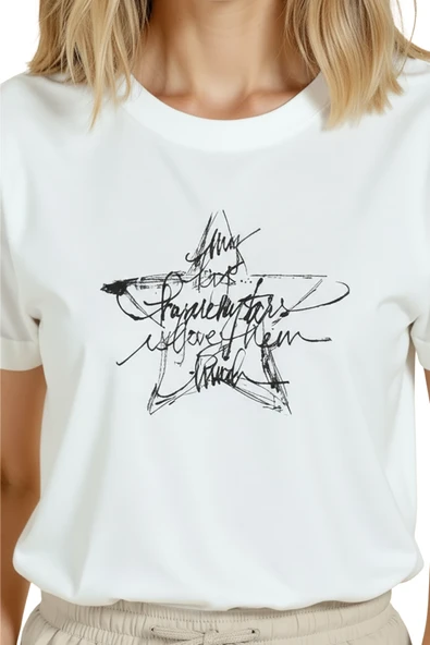 Kadın Beyaz Relaxed Fit %100 Pamuk Tişört – Çizgisel Yıldız Karalama Baskılı - Resim 7