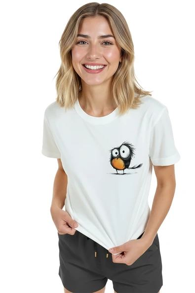 Kadın Beyaz Relaxed Fit %100 Pamuk Tişört – Sevimli Kuş Sol Göğüs Baskılı - Resim 3