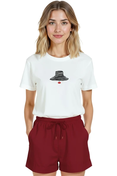 Kadın Beyaz Relaxed Fit %100 Pamuk Tişört – Şapka ve Kırmızı Ruj Baskılı - Resim 7