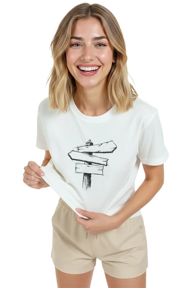 Kadın Beyaz Relaxed Fit %100 Pamuk Tişört – Çizgisel Yön Levhası Baskılı - Resim 5