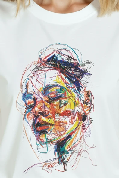 Kadın Beyaz Relaxed Fit %100 Pamuk Tişört – Renkli Çizgisel Karalama Yüz Baskılı - Resim 7
