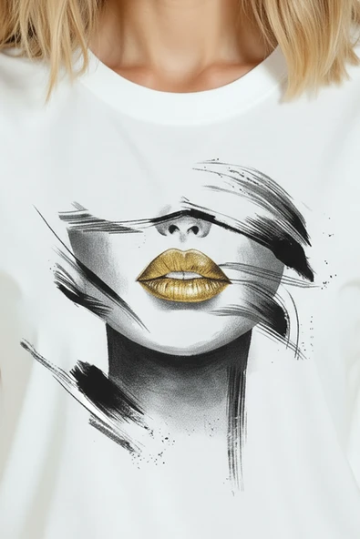 Kadın Beyaz Relaxed Fit %100 Pamuk Tişört – Altın Ruj & Mürekkep Fırça İzleri Baskılı - Resim 6