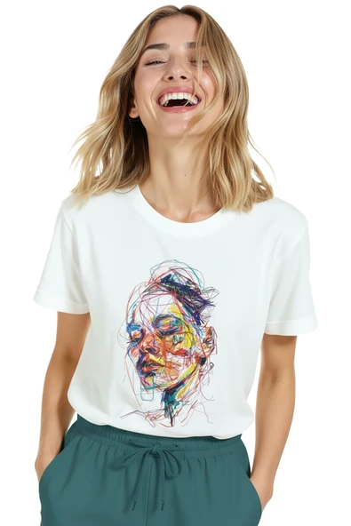 Kadın Beyaz Relaxed Fit %100 Pamuk Tişört – Renkli Çizgisel Karalama Yüz Baskılı - Resim 5