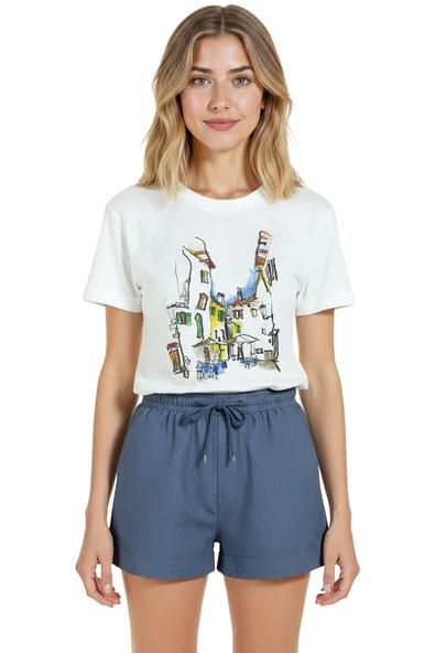 Kadın Beyaz Relaxed Fit %100 Pamuk Tişört – Sokak Kafeleri & Renkli Evler Baskılı - Resim 6