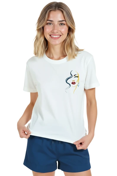 Kadın Beyaz Relaxed Fit %100 Pamuk Tişört – İnce Çizgisel Portre Baskılı - Resim 3