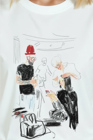 Kadın Beyaz Relaxed Fit %100 Pamuk Tişört – Çizgisel Kuaför Sahnesi Baskılı - Resim 7