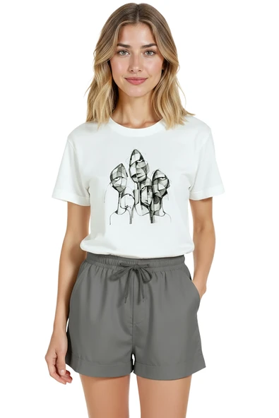 Kadın Beyaz Relaxed Fit %100 Pamuk Tişört – Monokrom Soyut Yüzler Baskılı ürün görseli 1