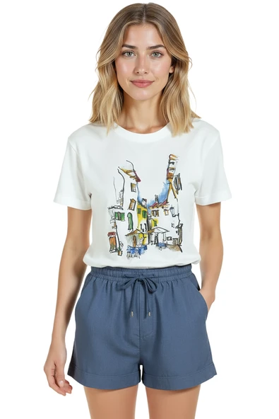 Kadın Beyaz Relaxed Fit %100 Pamuk Tişört – Sokak Kafeleri & Renkli Evler Baskılı ürün görseli 1