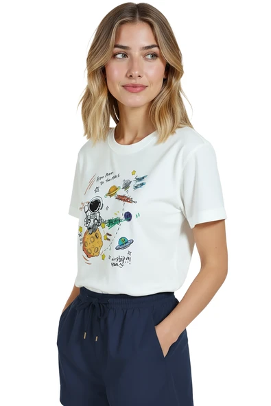 Kadın Beyaz Relaxed Fit %100 Pamuk Tişört – Doodle Astronot & Uzay Baskılı - Resim 2