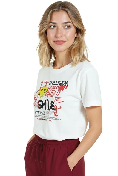 Kadın Beyaz Relaxed Fit %100 Pamuk Tişört – Grafiti Smile & Good Vibes Baskılı - Resim 4