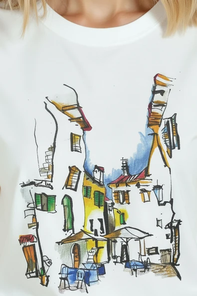 Kadın Beyaz Relaxed Fit %100 Pamuk Tişört – Sokak Kafeleri & Renkli Evler Baskılı - Resim 7