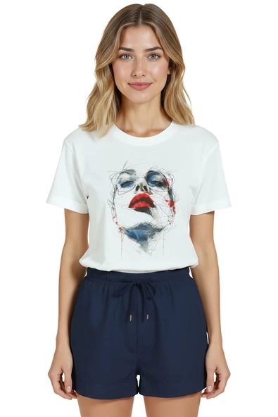 Kadın Beyaz Relaxed Fit %100 Pamuk Tişört – Çizgisel Portre & Kırmızı Ruj Baskılı ürün görseli