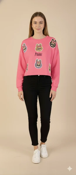 Kadın Labubu Karakter Yama Detaylı Crop Sweat Bisiklet Yaka Uzun Kollu Kısa Sweat ürün görseli