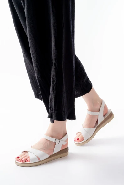 692-564 Beyaz Ortopedik Taban Çapraz Tokalı Kadın Sandalet ürün görseli