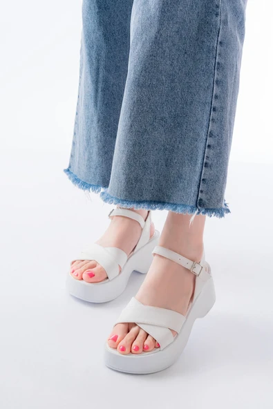 24414-1005 Beyaz Günlük Çapraz Dolgu Topuk Kadın Sandalet ürün görseli