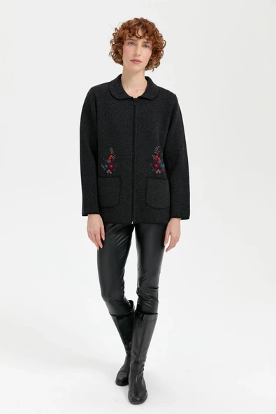 24005 DESEN TRİKO CEP ÜSTÜNDEN ÇIKAN İŞLEMELİ POLO YAKA FERMUARLI KISA CEKET - Resim 12