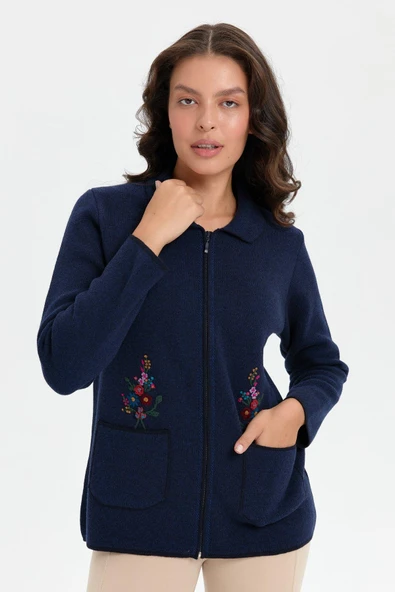 24005 DESEN TRİKO CEP ÜSTÜNDEN ÇIKAN İŞLEMELİ POLO YAKA FERMUARLI KISA CEKET ürün görseli