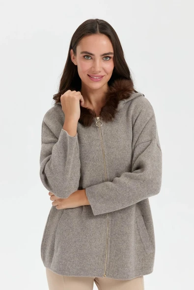 24082 DESEN TRİKO KAPŞONLU KÜRKLÜ ARA BOY FERMUARLI CEKET ürün görseli