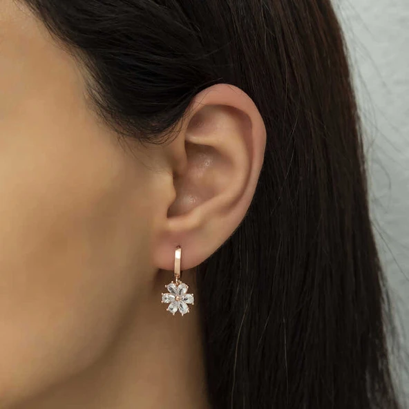 Gümüş Beyaz Çiçek Bayan Küpe - Resim 2