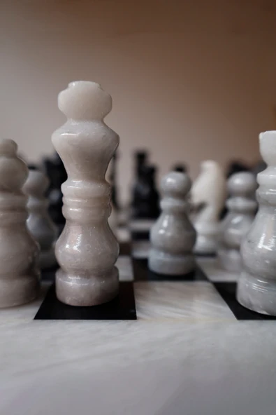 taru pasaj "El Yapımı Oniks Doğal Taş Satranç Takımı - Siyah Beyaz Şık Tasarım, Özel Hediye Kutulu - Resim 5