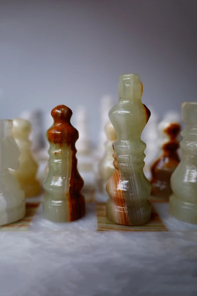 taru pasaj "Oniks Doğal Taş Satranç Takımı - 15 İnç El Yapımı, Hediyelik Kutu" - Resim 4