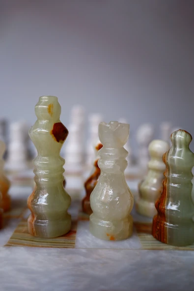 taru pasaj "12 İnç El Yapımı Oniks Doğal Taş Satranç Takımı - Şık Hediyelik Kutusunda - Resim 6