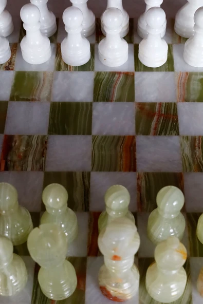 taru pasaj Yeşil Beyaz Oniks Satranç Takımı – Şıklığın ve Zarafetin Buluştuğu Tasarım - Resim 4