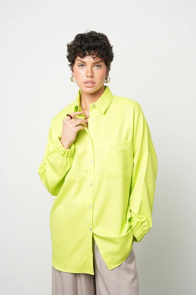 Kadın Düz Renk Tek Cepli Oversize Kesim Gömlek - Resim 3